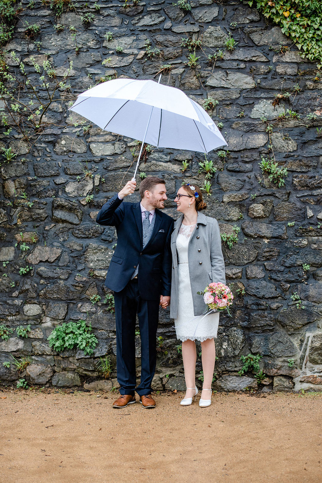 Hochzeit auf Schloss Schwarzenberg im Erzgebirge, Hochzeitsfotos im Regen, Hochzeitsfotograf in Sachsen