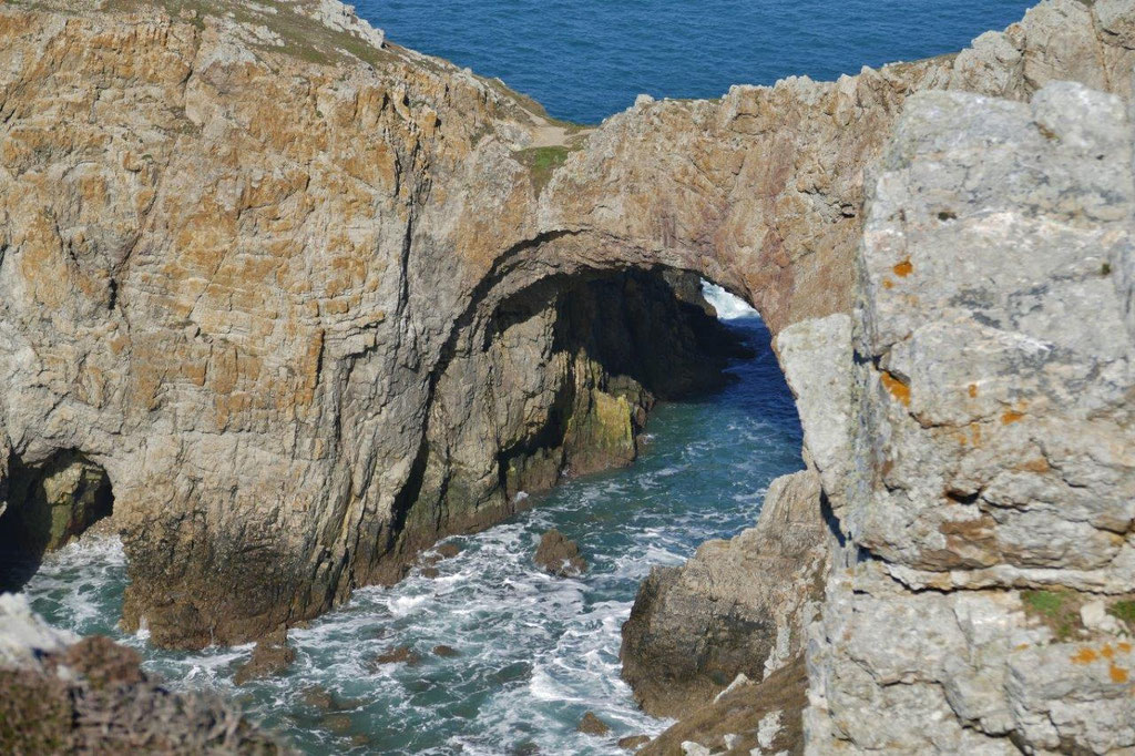 Crozon Halbinsel, Presqu'île de Crozon, Pointe de Dinan, Felsentor