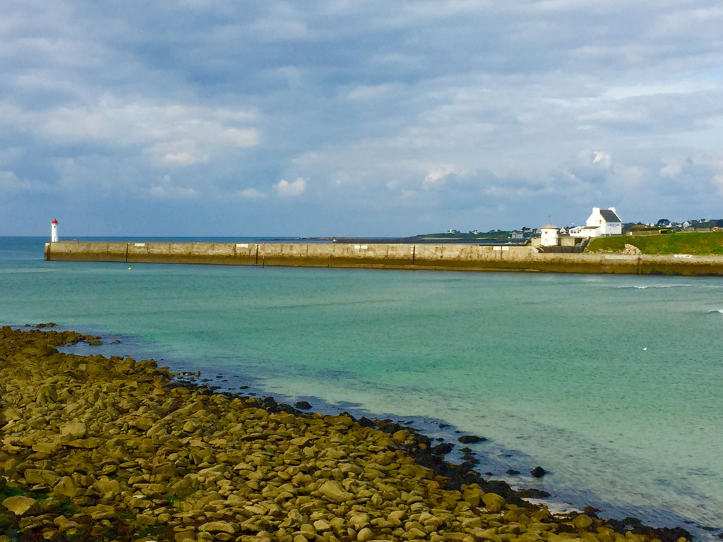 Audierne, Cap Sizun, Hafenbecken und Leuchtturm