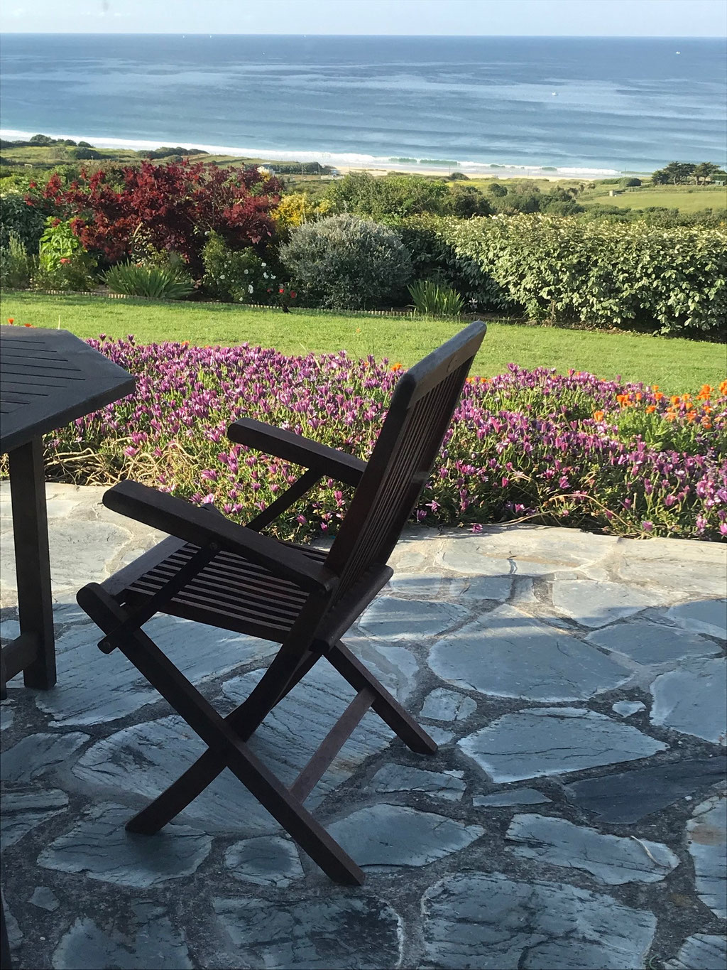Ferienhaus Ker Armor, Plouhinec, die Terrasse mit Meerblick