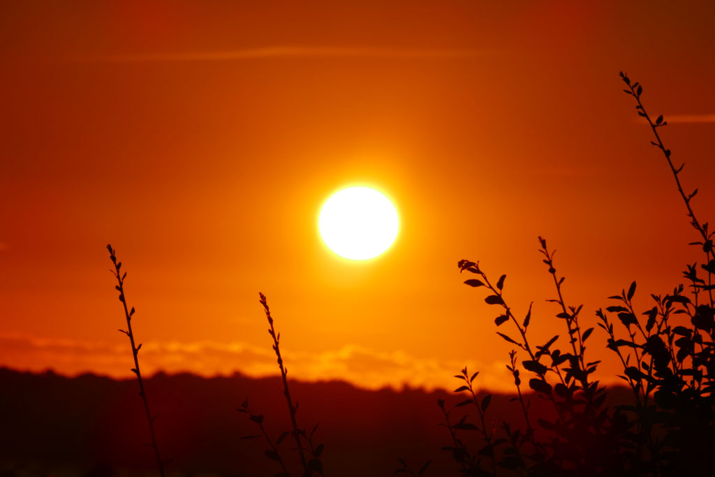 Sonnenuntergang und Mondansichten, gesehen vom Ferienhaus Ker Armor, Plouhinec, Bucht von Audierne