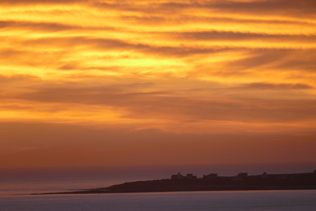 Sonnenuntergang und Mondansichten, gesehen vom Ferienhaus Ker Armor, Plouhinec, Bucht von Audierne