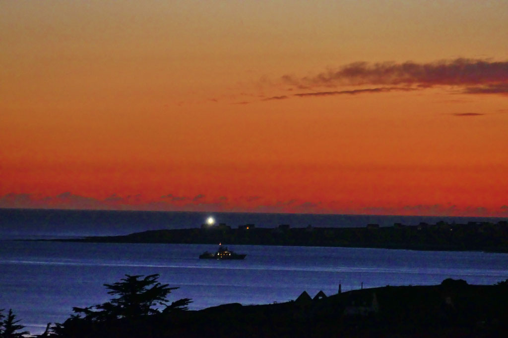 Sonnenuntergang und Mondansichten, gesehen vom Ferienhaus Ker Armor, Plouhinec, Bucht von Audierne
