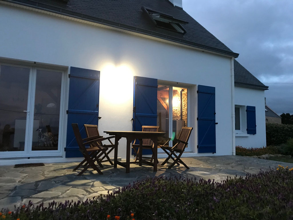 Ferienhaus Ker Armor, Plouhinec, die Terrasse mit Meerblick