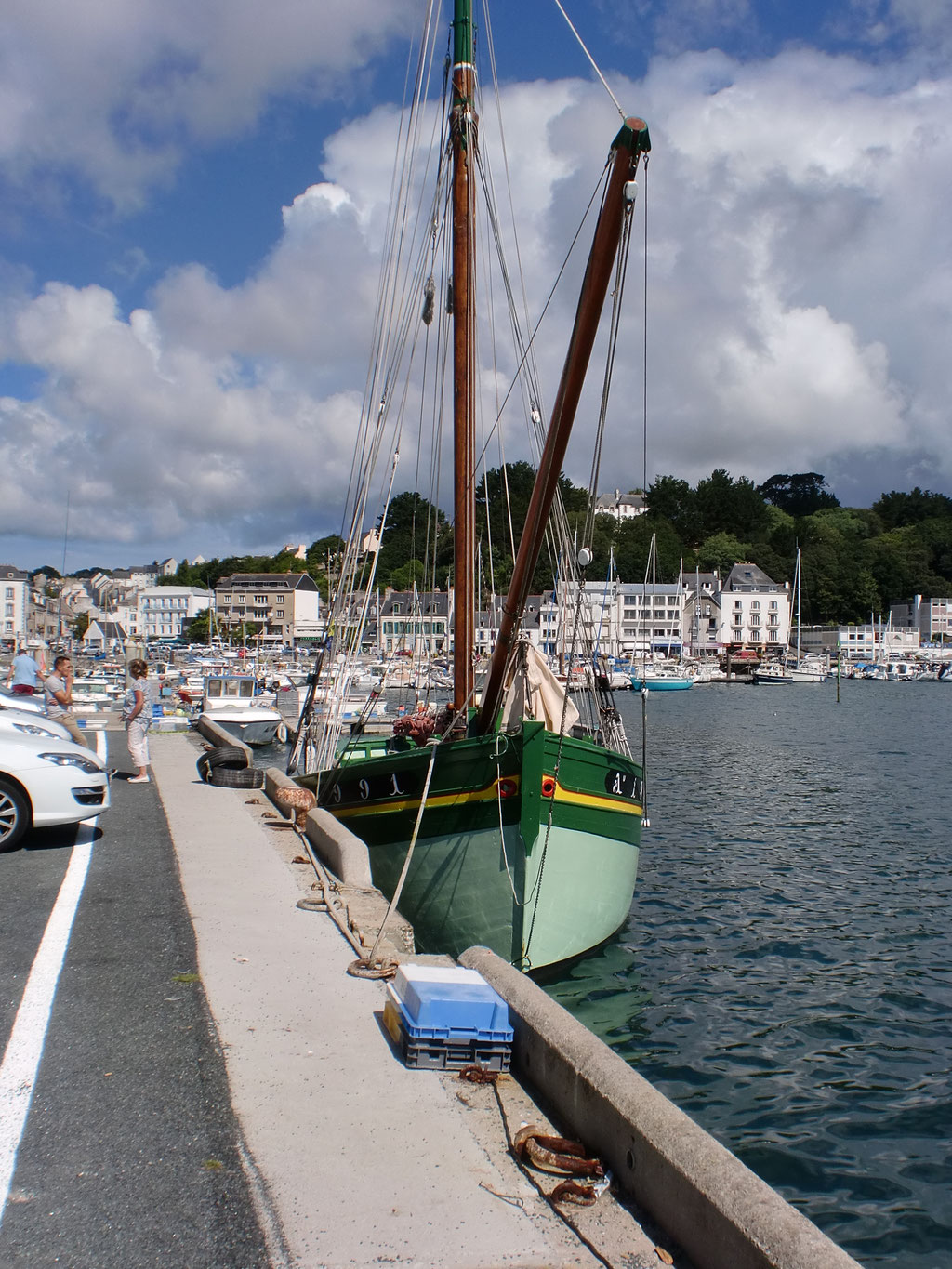 Audierne, Cap Sizun, Hafenbecken mit altem Segelboot