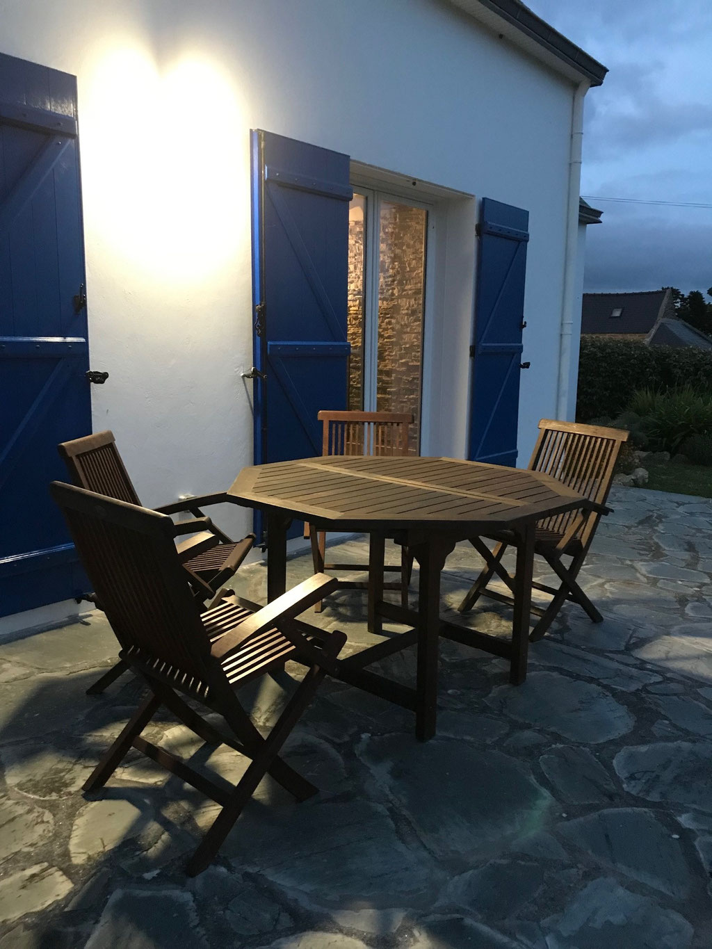 Ferienhaus Ker Armor, Plouhinec, die Terrasse mit Meerblick