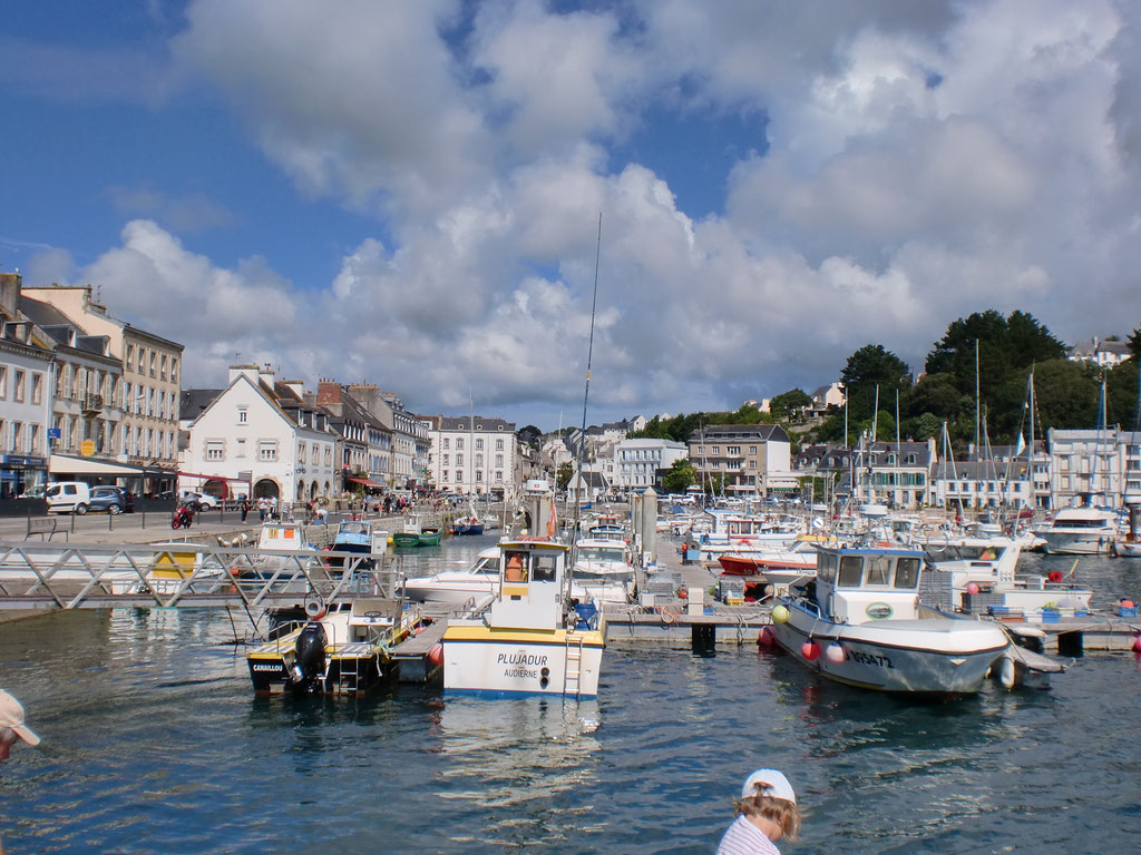 Audierne, Cap Sizun, Hafenbecken mit Fischerbooten