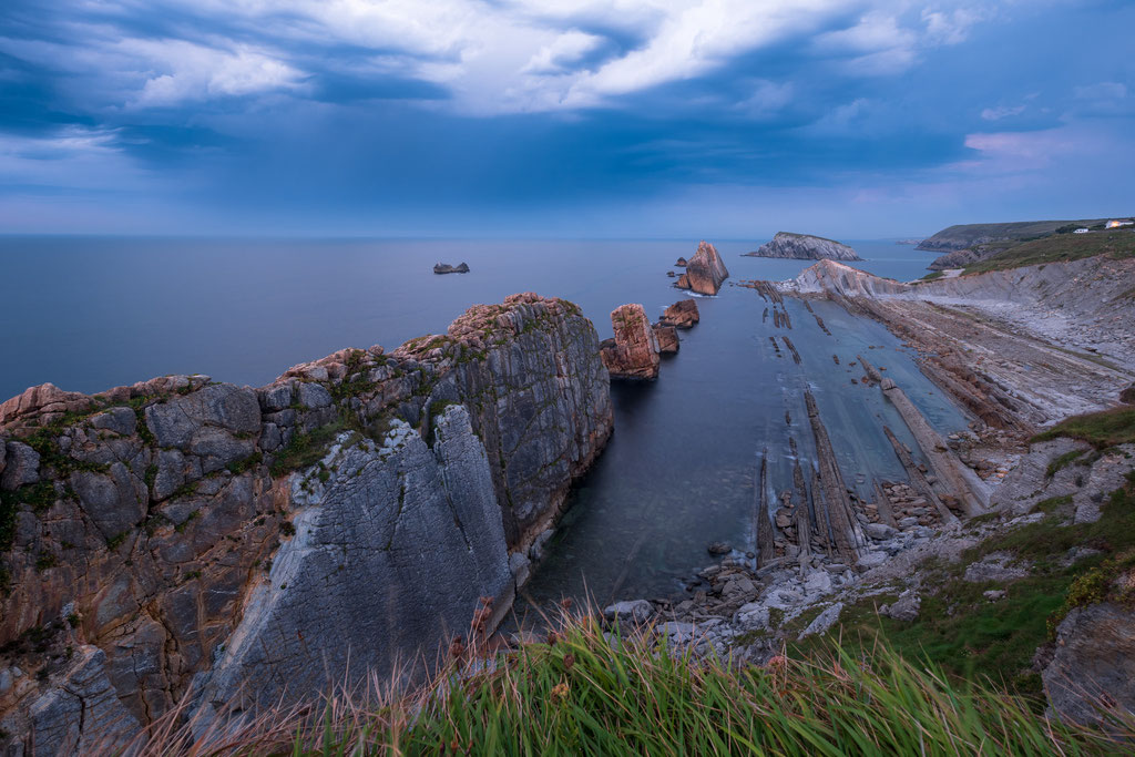 1 Playa de la Arnia, nahe Liencres. Sehr schön sind die umgeklappten Sedimentschichten zu erkennen. Und es wird deutlich, warum dieser Abschnitt die Costa Quebrada heißt, die gebrochene Küste.  