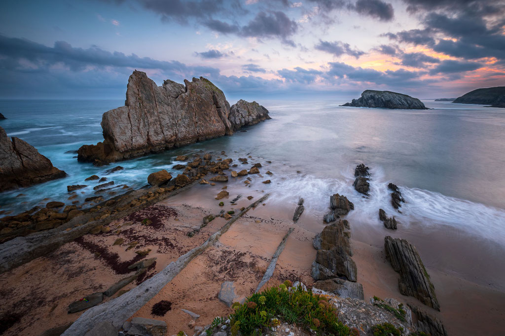 1 Playa de la Arnia, nahe Liencres. Die großen Klippen nennen sich "Urros". Hier der Urros de Liencres.