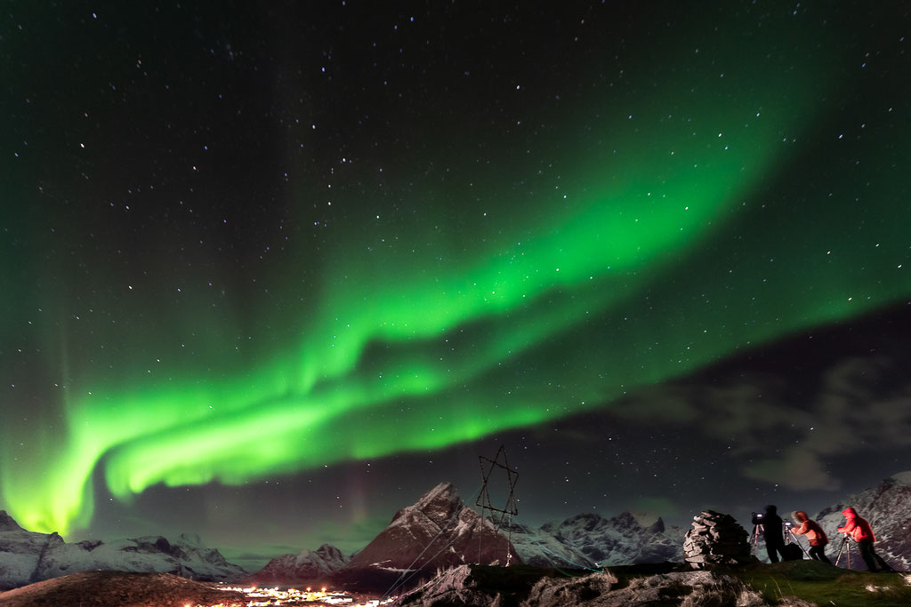 Lofoten: Nordlichter am Nachthimmel über Reine