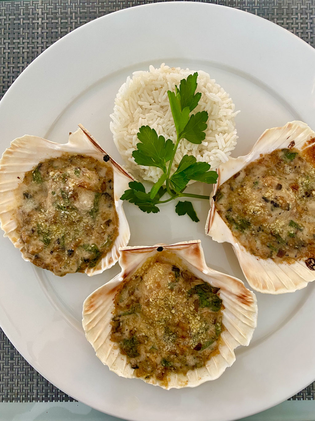 Sea Scallops in their shells with basmati rice by ZsL