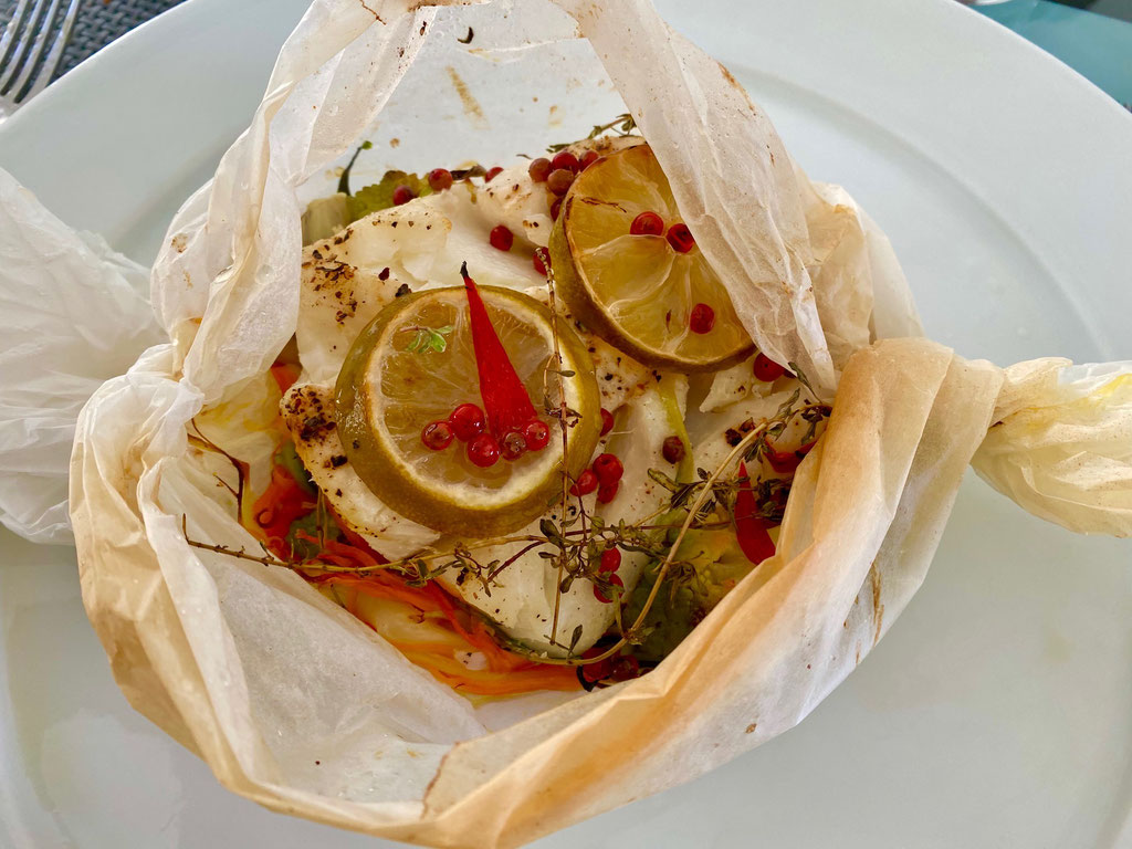 Cod cooked in parchment with vegetables and pink peppercorns by ZsL