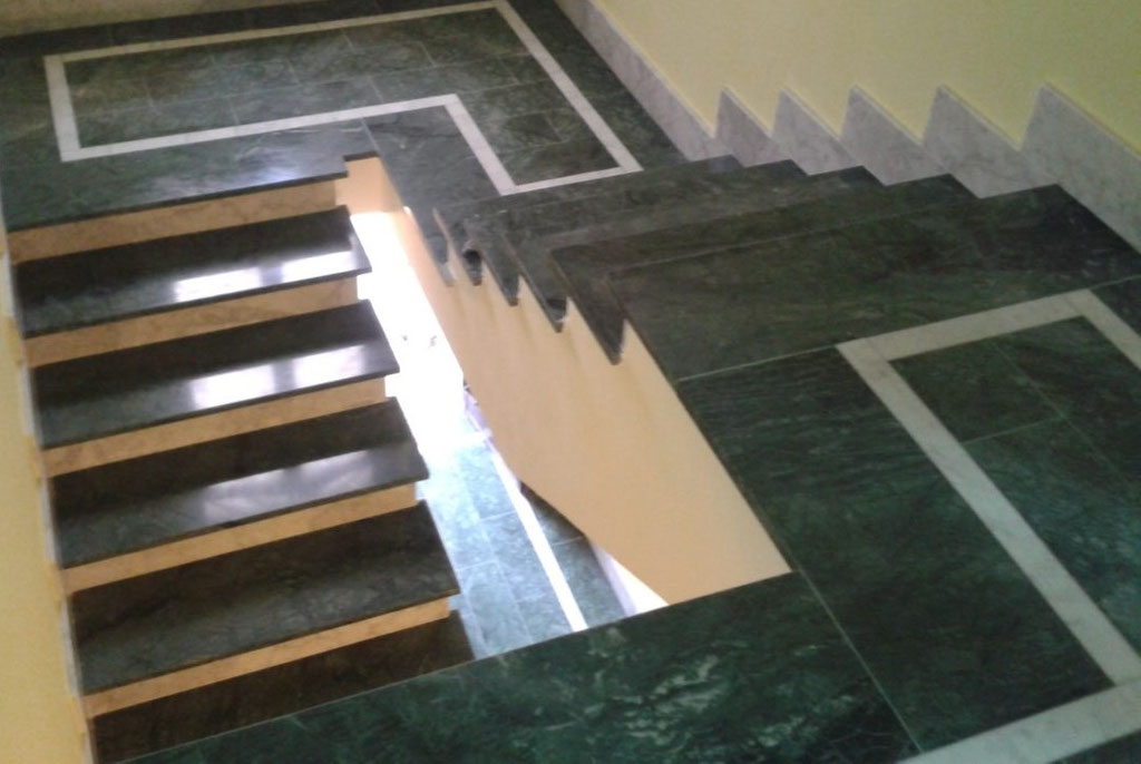 Marmor Innentreppe Verde Guatemala & Bianco Carrara poliert