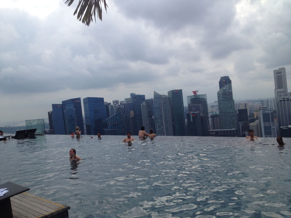 INFINITY POOL AUF DEM 57. STOCKWERK