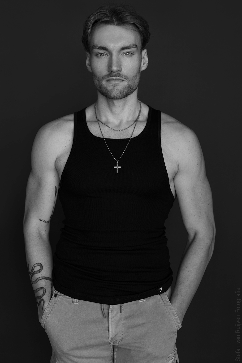 Zwart Wit Fotografie, Black and White Photography, Gespierd, Muscle, Fit Body, Tattoo, Tattoos, Tattoo Model, Shoot, Fotoshoot, Photoshoot, Fotostudio, Photostudio, The Portfolio Studio, Model, Malemodel, Mannelijk Model, Fotografie, Fotograaf, Leiden