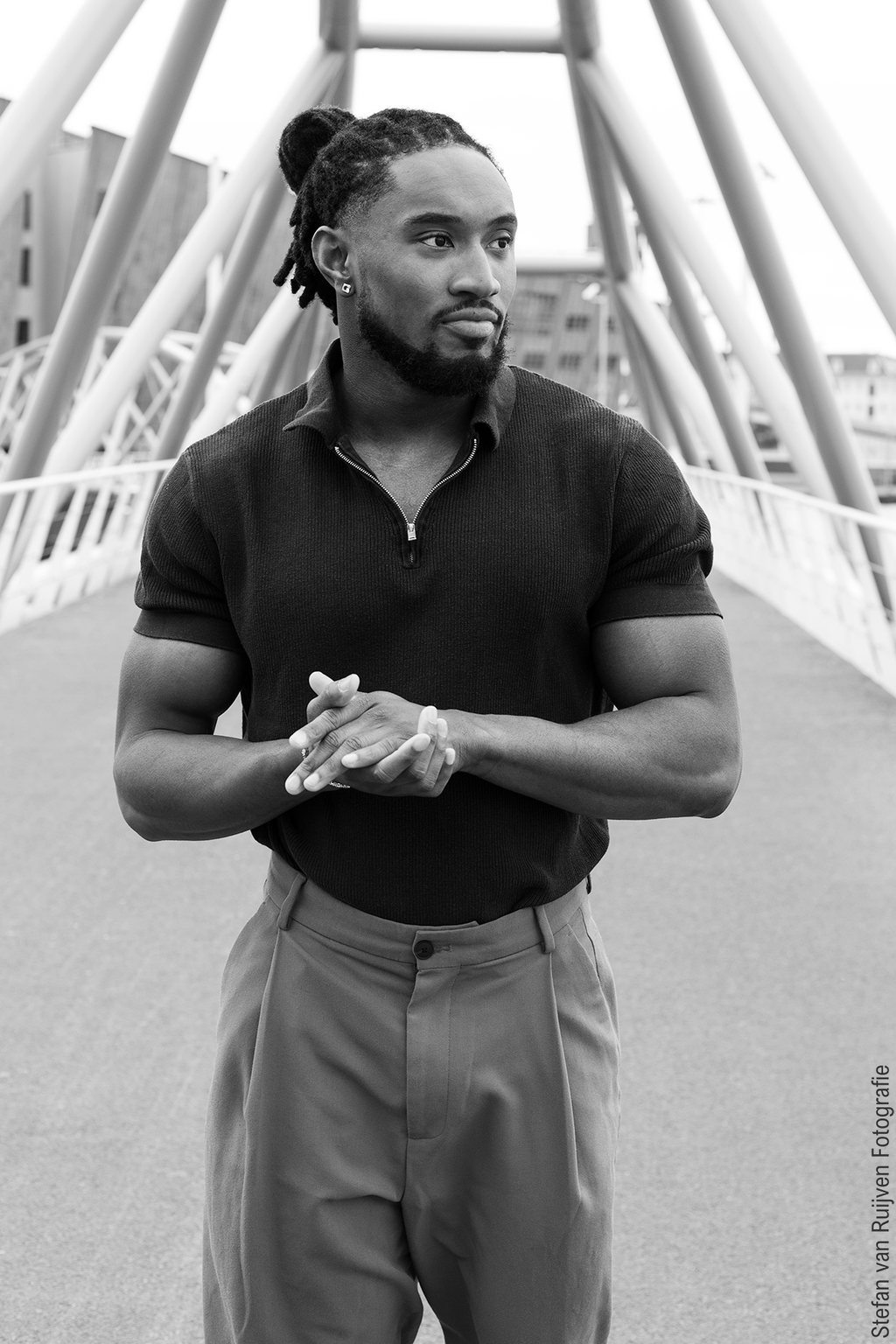 Chauncey gefotografeerd in Amsterdam om portfolio te maken voor zijn portfolio. Hij heeft zijn portfolio een update kunnen geven. De foto's zijn gemaakt rondom het Centraal Station in Amsterdam op een brug en tegen een trap van herenhuis. 