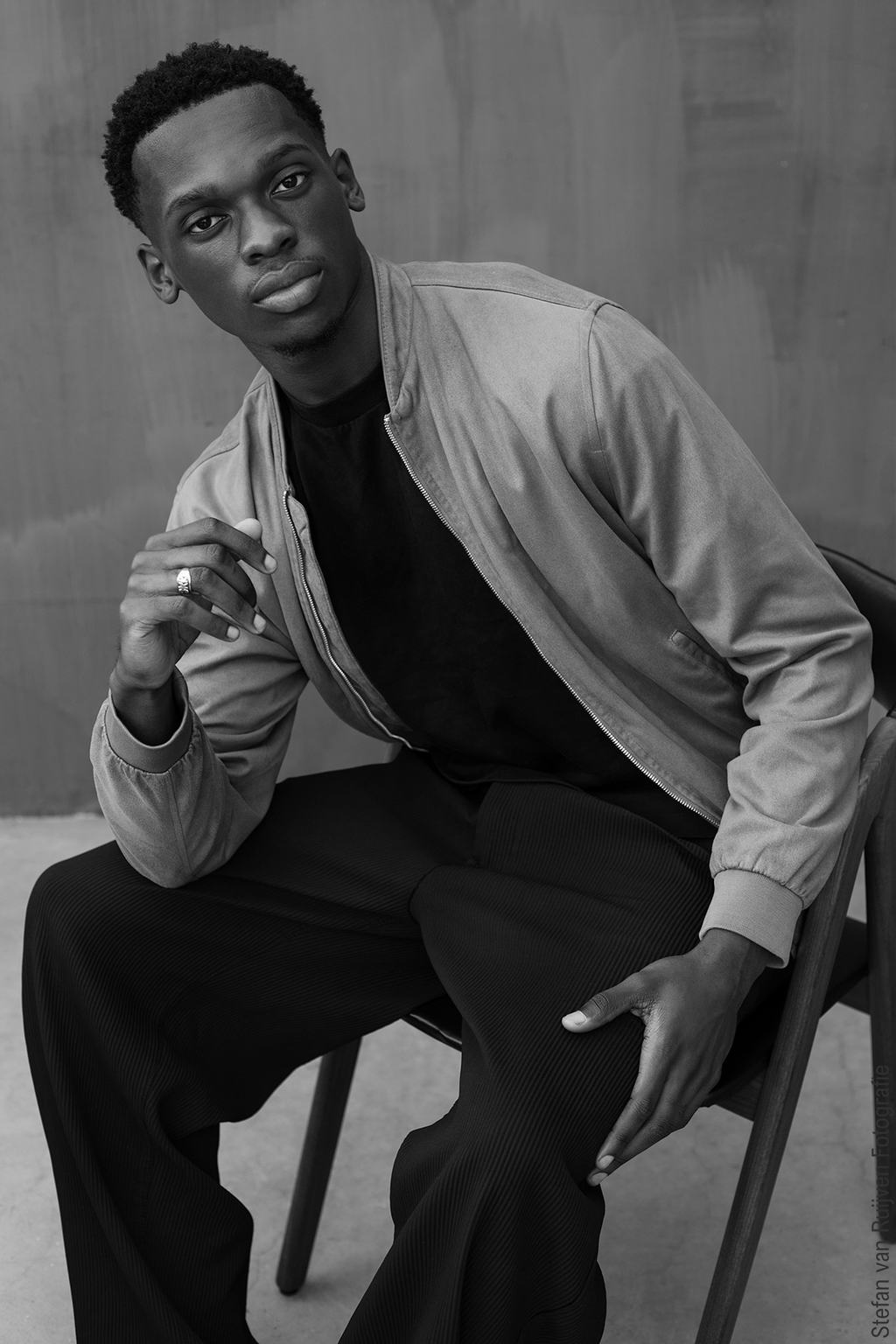 Zwart/Wit beelden van Brett. Ik heb hem gefotografeerd tijdens de Fotoshoot Dag in daglichtstudio Studio 54. Zittend op een stoel met een zwarte outfit met jack. Mooie update voor zijn portfolio bij modellenbureau New Generation Models