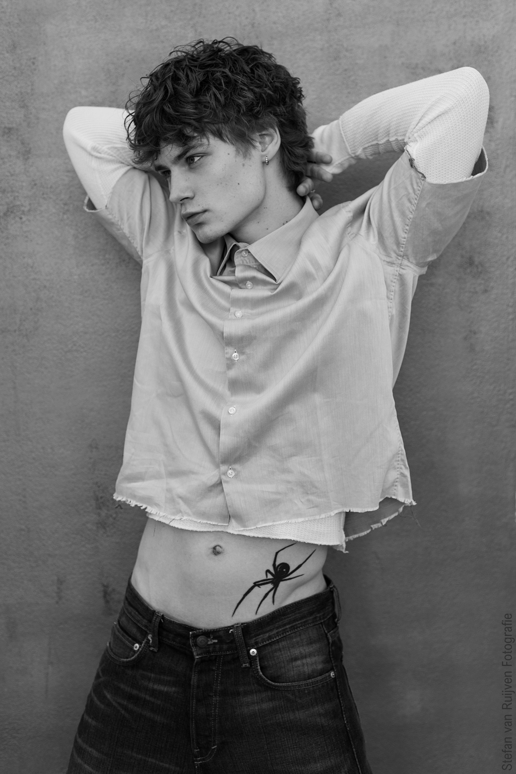 Joshua gefotografeerd in Studio 54, dit is een daglichtstudio. Portfolio gemaakt tijdens de Fotoshoot Dag die ik, Stefan van Ruijven Fotografie heb georganiseerd, Joshua draagt een gescheurd overhemd, een jeans en heeft een spin tattoo