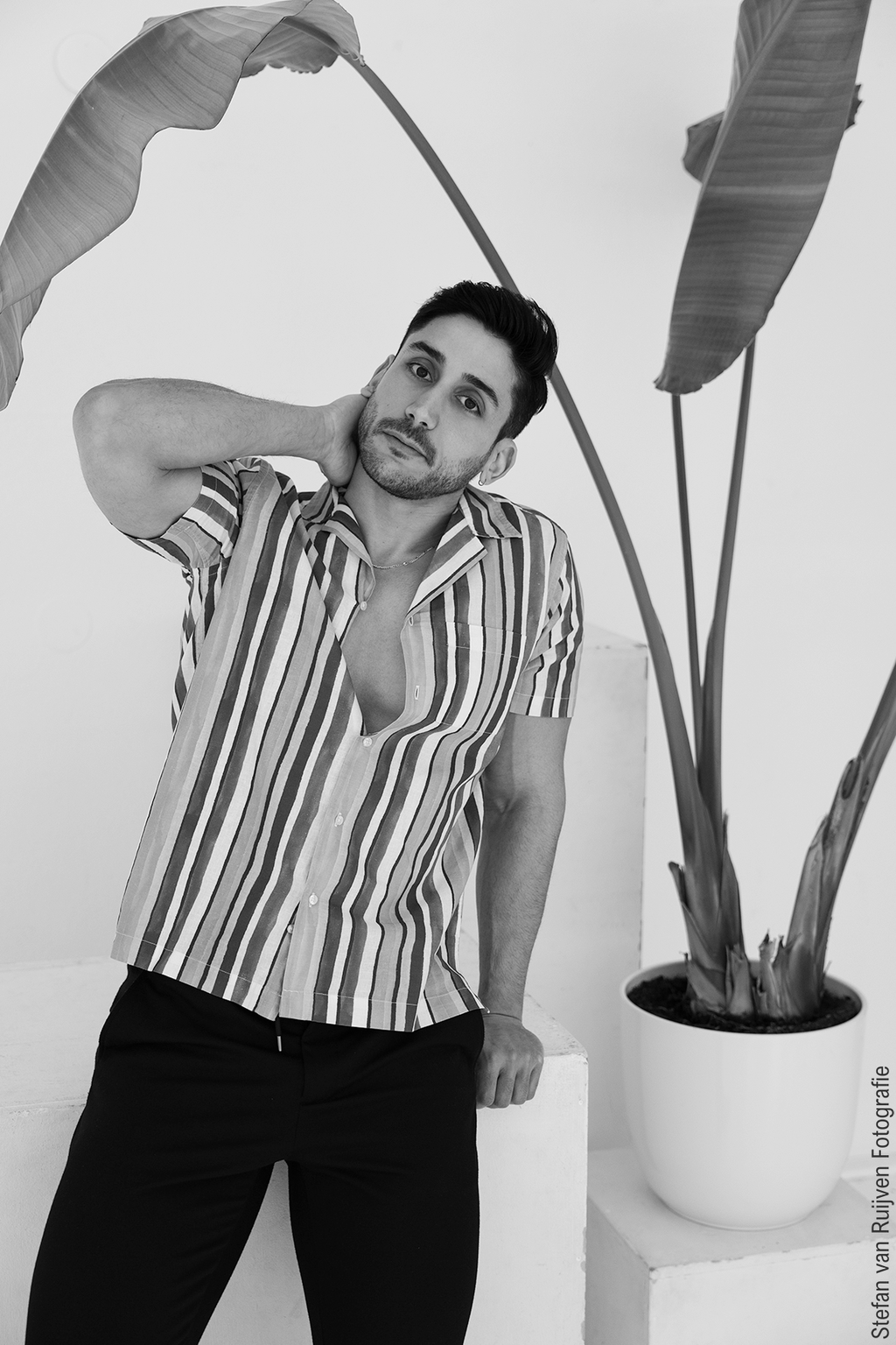 Voor Vasilis Portfolio gemaakt tijdens de fotoshoot dag om zijn portfolio een update te geven. Deze foto's ook meer zijn lichaam laten zien. Hij is gespierd en sixpack, leuke combinatie in de studio met de zomer outfit en bananenplant
