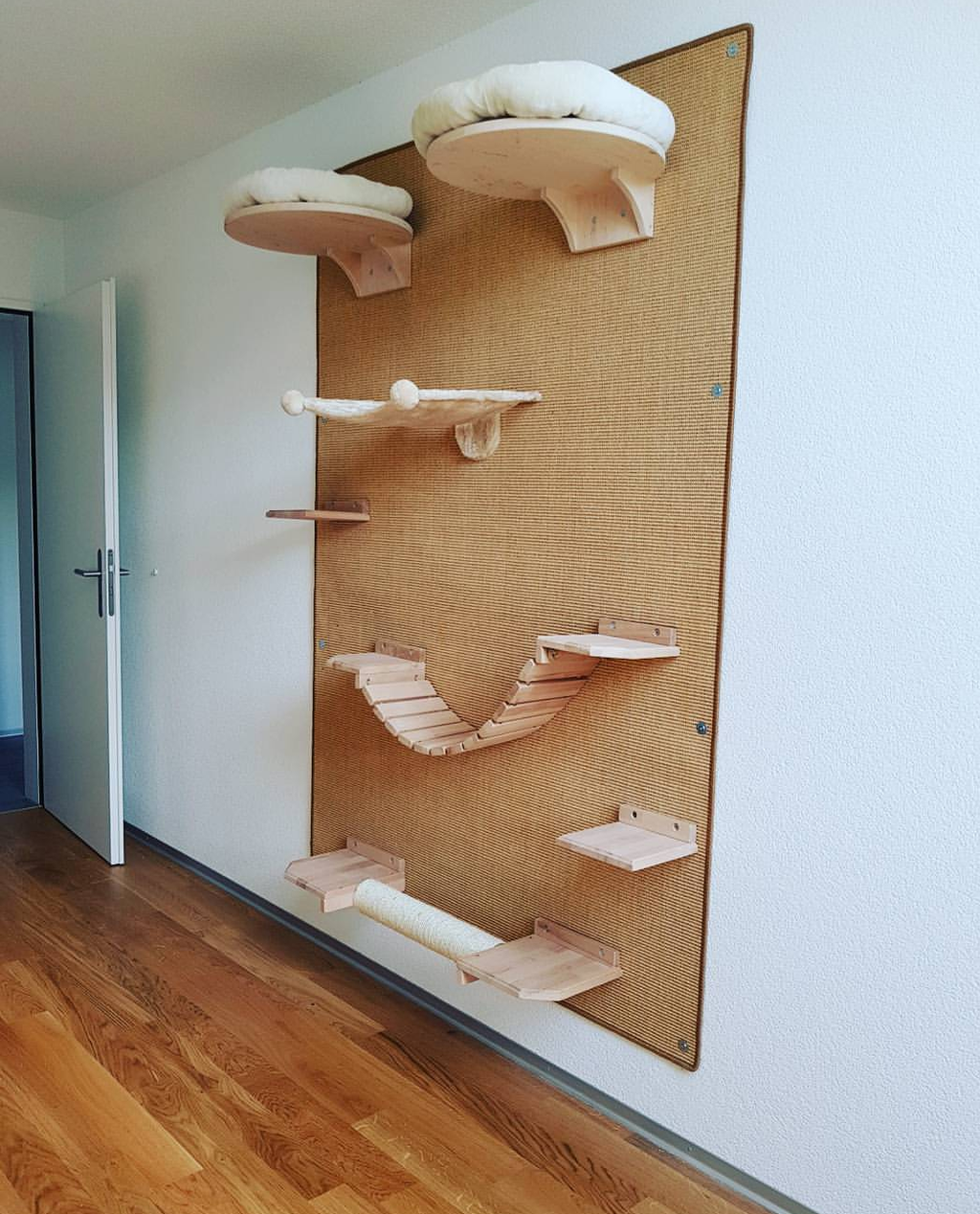 Katzenbaum für große Katzen / Kratzbaum für die Wand Tolle Katzen Kletterwand