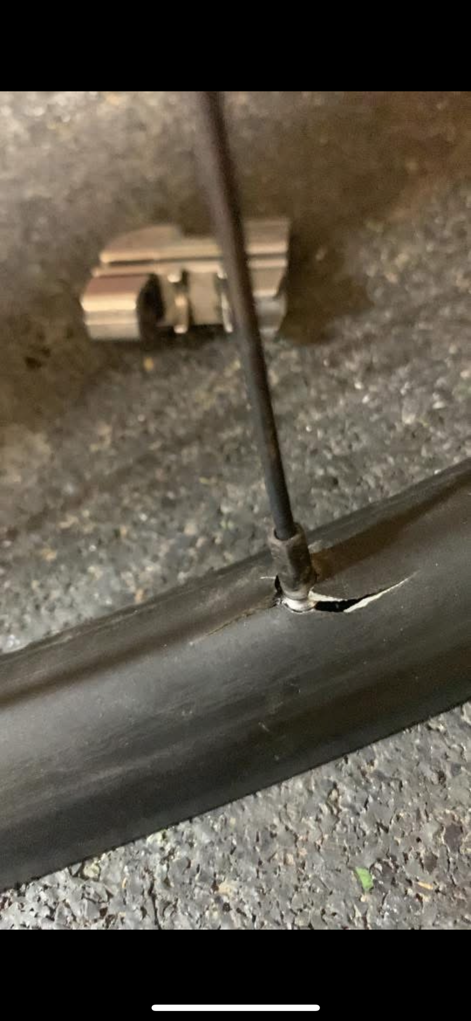 Fortgeschrittener Riss – hier ist ein Speichenausreißen nur noch eine Frage der Zeit. ©velotech.de