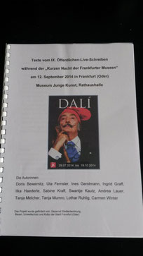 Zu sehen ist der Reader zum öffentlichen Liveschreiben. A4, mit Ringbindung, ein Bild von Dali auf der Vorderseite, die Namen der Autoren