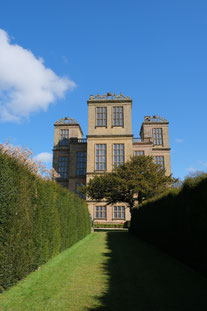 Fassadenansicht Hardwick Hall im Sommer, Foto