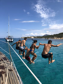sauter et plonger dans la mer turquoise et cristalline
