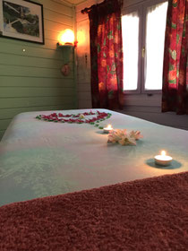 Table de massage, lampe de sel et fenêtre donnent un éclairage doux, l'ambiance est confortable et douce