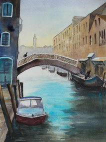 Ein Kanal in Venedig mit einer Brücke und einem Boot im Vordergrund. Gemalt in Aquarell