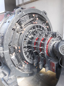 展示中の回転変流機(部分)