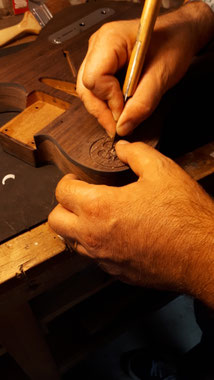 El luthier entalla la madera para personalizar el cuerpo de una guitarra