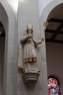 Heiliger St. Anno, Gründer der Siegburger Abtei im Kirchenportal
