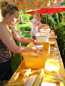 Papier schöpfen im Papiermacher Garten in Mattsee