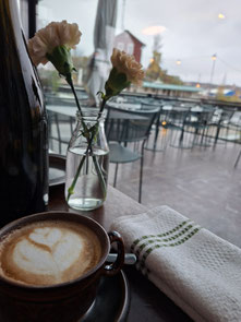 Ein Kaffee zur Fika im Cafe Fabrique in Stockholm.