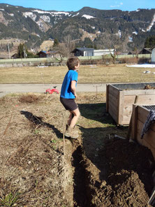 Große Hilfe: Mein Sohn bei der Gartenarbeit