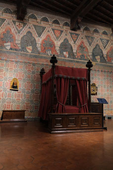 Photo Interior of Palazzo Davanzati, Renaissance Bedroom with four poster bed