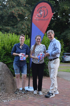 Kerstin Umierski, Mareike Brandt und Manfred Brandt präsentieren die Chronik
