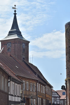 Ein Kirchturm über den Altstadthäusern