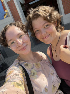 Jola und Martha vor dem Schwarzhäupterhaus (v.l.)