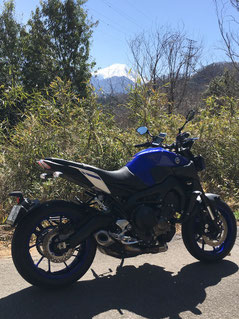 富士山をバックに撮影