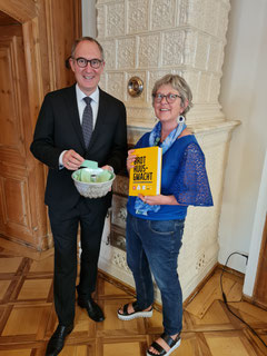 Regierungsrat Christian Rathgeb und die Leiterin des Frauenkulturarchivs Silke Margherita Redolfi bei der Verlosung des Buchpreises. Bild Frauenkulturarchiv GR