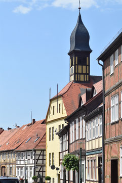 Der Rathausturm mit Fachwerkhäusern
