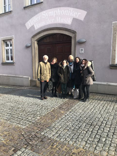 In front of Suzuki Akademie der Hofer Symphoniker with our colleague Hannah : Johannes Lievaart (NE), Helen Brunner (UK) and Flora Gáll (DE)