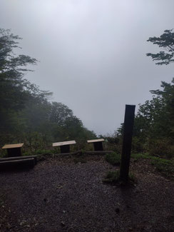 山頂はガスガスで何も見えず