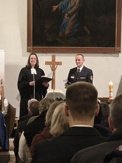 Predigt mit Pfarrerin Sabrina Niemeyer (Polizeiseelsorge im LK WA-FKB und Koordinatorin Notfallseelsorge im LK) und Gerhard Biederbick (Kreisbrandinspektor des LK) Foto: Marise Moniac (HNA)