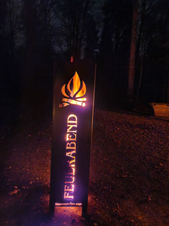 Leuchtende Feuersäule mit Feuerabend-Logo bei Nacht – Symbol für den Männer-Feuerabend in Schaffhausen