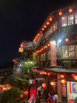 狭い路地に飲食店がひしめく台湾の九份