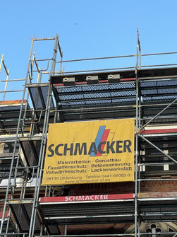Eingerüstetes Amtsgericht mit Ersatz-Nistplätzen für Mauersegler