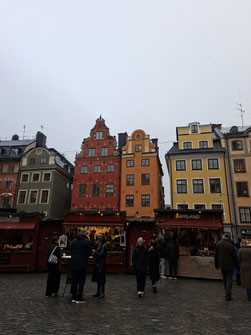 Büdchen auf dem Weihnachtsmarkt auf dem Stortorget auf der Insel Gamla Stan in Stockholm.